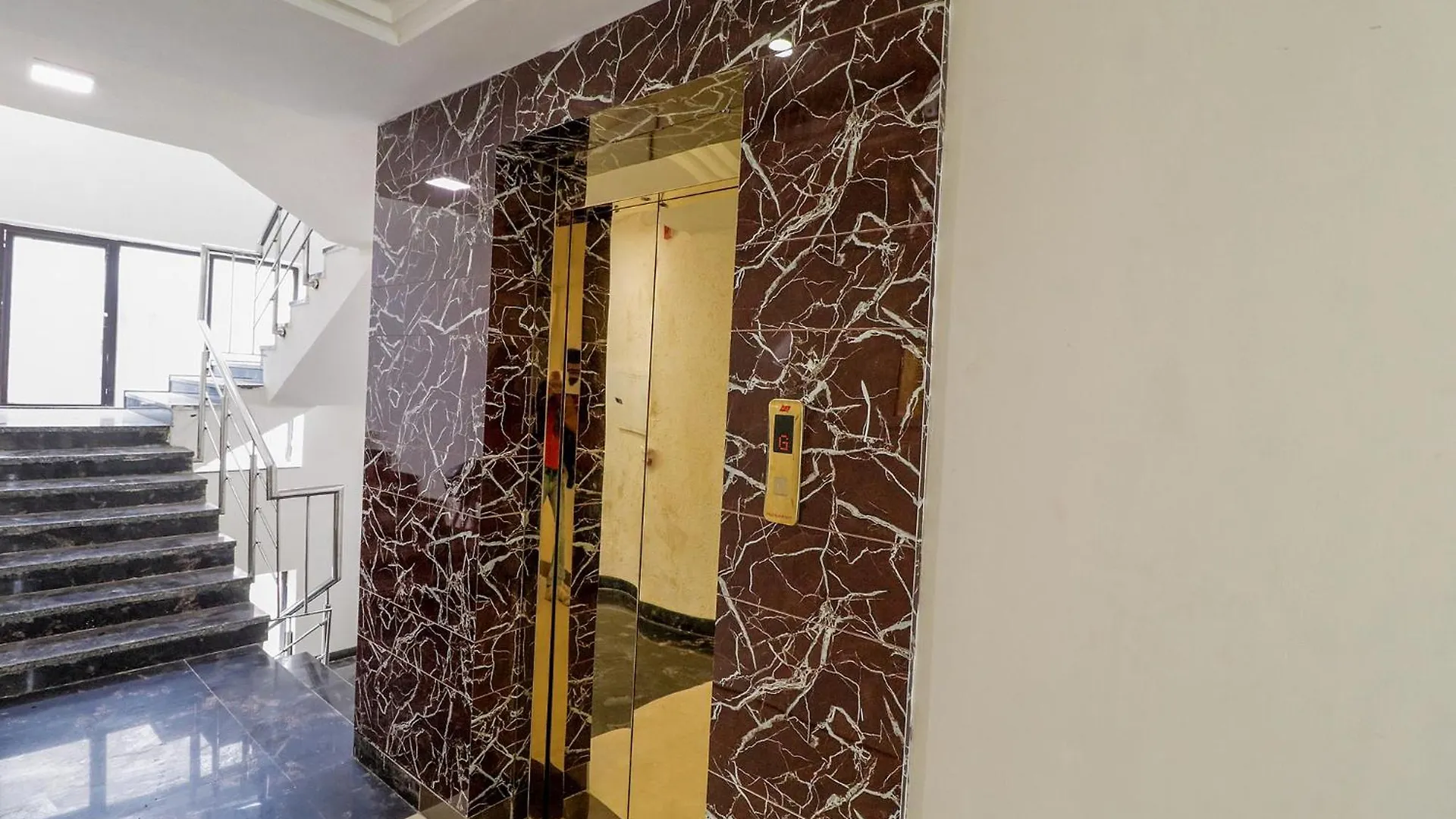 Fabhotel F9 Pitampura Delhi  Hotel